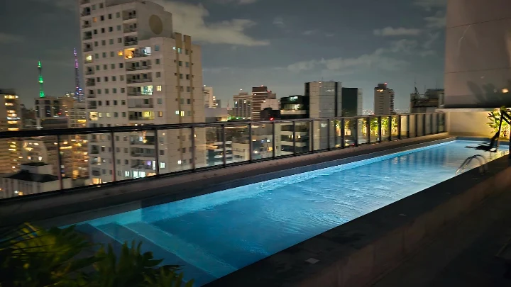 Piscina do Nik Paulista à noite